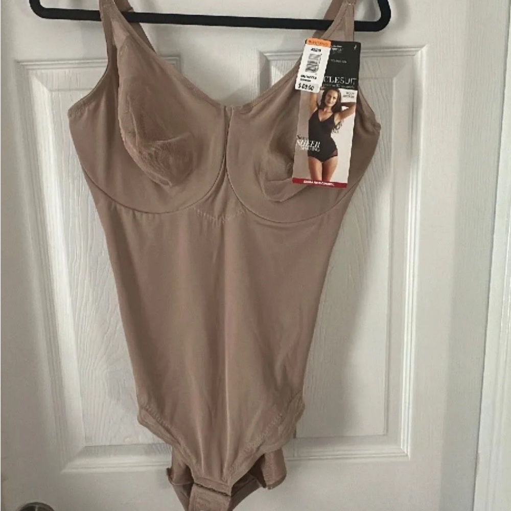 NWT Miraclesuit 42DD extra firm bodysuit shapewear